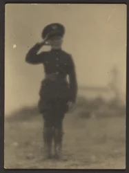 [Junge in Uniform]