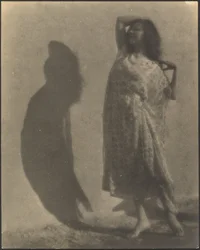 [Tänzerin und ihr Schatten an der Wand]