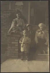 Familienporträt vor dem Haus