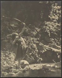 Bogenschützin im Wald