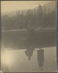 [Figuren im Wasser gespiegelt]