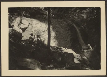 Figuren in schattiger Waldlandschaft