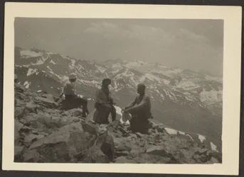 [Figuren in einer felsigen Landschaft]