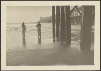 [Figuren unter dem Pier]
