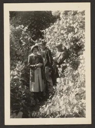 [Fleckenstein, Florence und ihre Söhne im Wald]