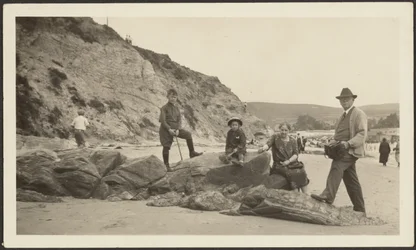 Fleckenstein mit Kamera und Familie am Strand