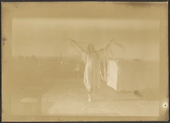 [Florence tanzt im Indianerkostüm]