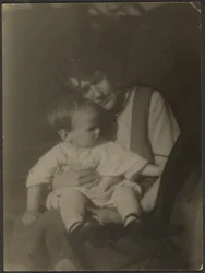 Florence hält Baby