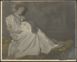 Florence sitzt mit großem Fächer