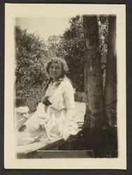 Florence mit Hund sitzend