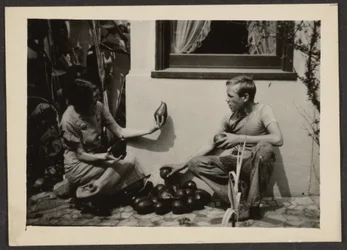 [Florence und Sohn mit Avocados]