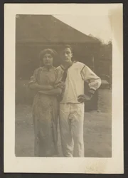 [Florence und ein junger Mann in Marineuniform]