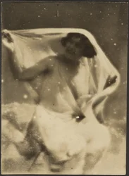 [Florence mit hauchdünnem Schal]