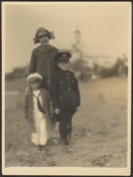 [Florence mit ihren beiden Jungen in Militäruniformen]