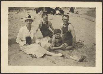 [Gruppe am Strand]