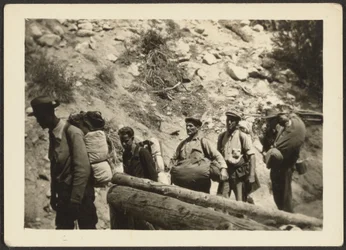 Gruppe von Männern beim Wandern