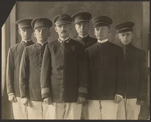 [Gruppe junger Männer in Uniform vor Wandteppich (Kadetten?)]