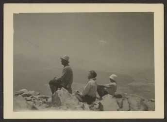 [Wanderer auf Felsen sitzend]