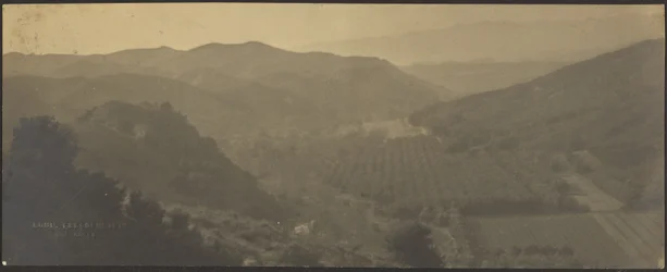 Landschaft mit Bergen und Bauernhöfen