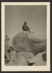 [Auf Felsen sitzender Mann]