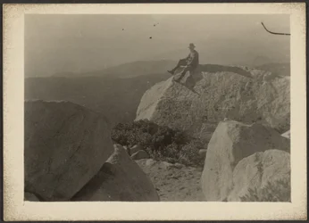 [Mann auf einem Felsen]