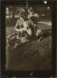 Mann mit Kindern und Welpen im Hof