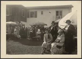 [Frau Fleckenstein und Florence auf einer Gartenparty]