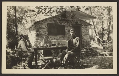 [Mahlzeit im Freien am Steinhaus im Wald]