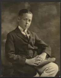 Porträt eines Jungen mit Mütze auf dem Knie