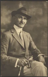 [Porträt eines Mannes mit Stock und Handschuhen]