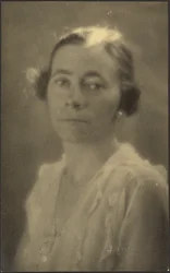 [Porträt einer Frau in weißer Bluse]