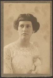 [Porträt einer Frau mit Blumen auf dem Kleid]