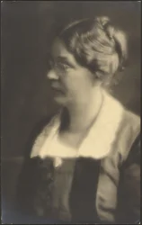 [Porträt einer Frau mit aufgeschlagenem Buch (beschnitten)]