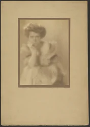 Porträt einer Frau mit Pompadour