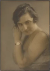 [Porträt einer Frau mit Uhr]