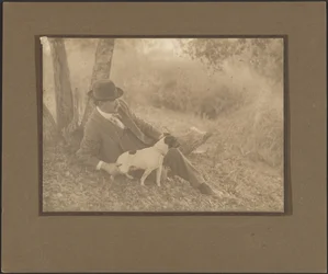 [Selbstporträt mit Hund]