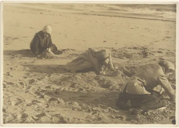 [Drei Mädchen bauen Sandburgen im Winter]