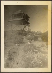 [Wachturm in Landschaft]