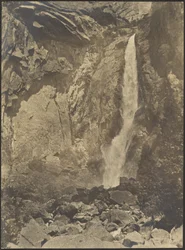 Wasserfall in felsiger Schlucht
