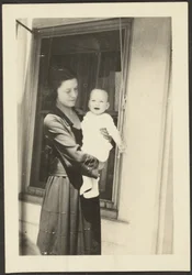 [Frau hält lächelndes Baby]