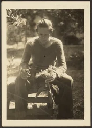 [Frau mit Sonnenblumen]