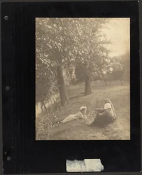 [Frau und Mädchen auf einer Wiese]