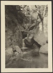 Frau an Wasserfällen