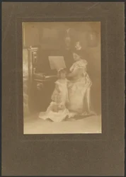 [Frau am Klavier mit Kindern]
