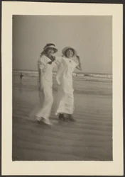 [Frau in weißen Kleidern am Strand]