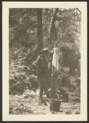 Frau mit Eimern im Wald