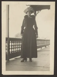Frau auf dem Balkon