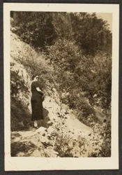 [Frau auf einem Hügel]