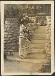 [Frau mit Kamera auf Treppen]