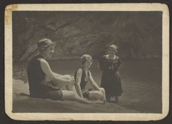 [Frauen in Badeanzügen]